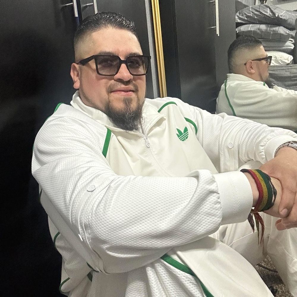 Meet your Posher, Jose amarillo